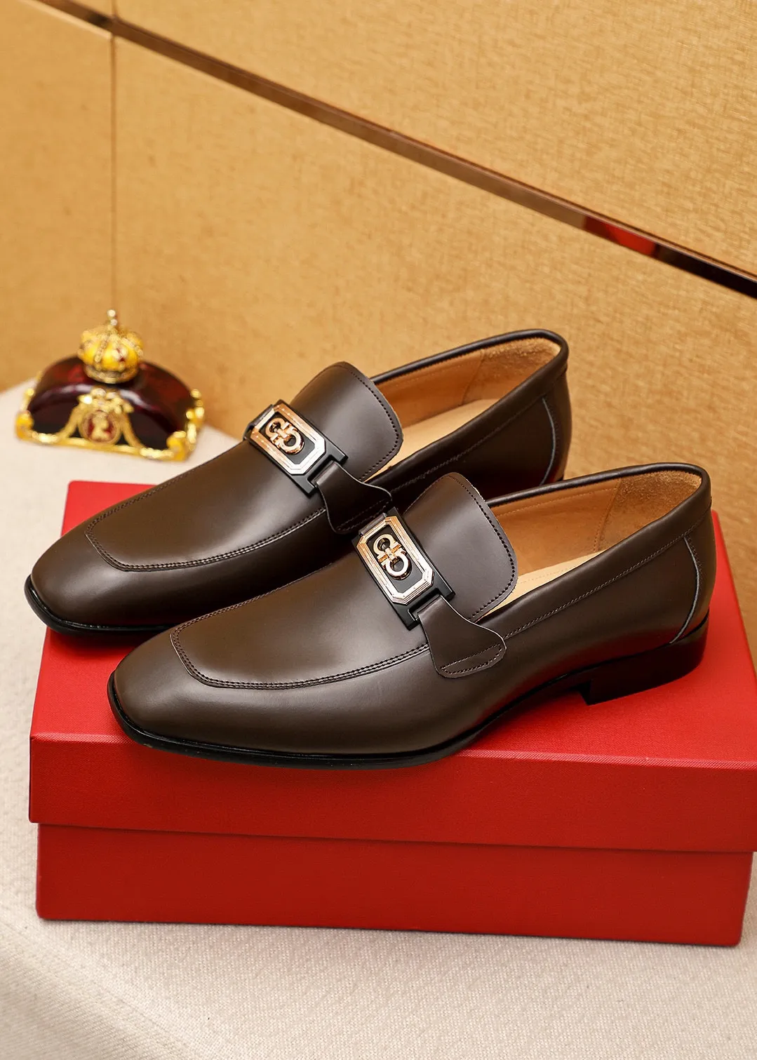 Men's shoes 💰442 💐 Product trademark: Ferragamo "Ferragamo" casual leather shoes Regular size: 38-44 (45.46🉑️customized) Product materials: Selected imported first-layer open-edge beaded cowhide embossed upper + original hardware buckle, imported water-dyed cowhide leather lining. Strong three-dimensional visual effect, combined outsole Color: 2⃣️colors available